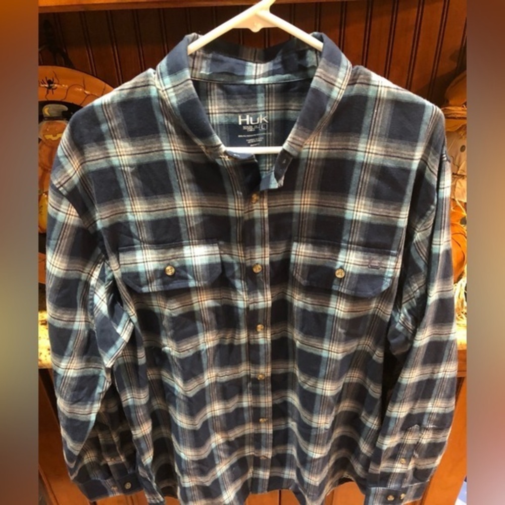 Huk men’s flannel button front shirt. EUC. Sharp blue plaid w/logos‎ fro…